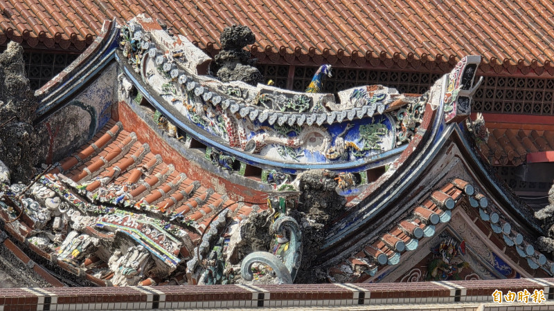 南鯤鯓代天府正脊遭丹娜絲颱風正面襲擊扭曲缺角。（記者洪瑞琴攝）