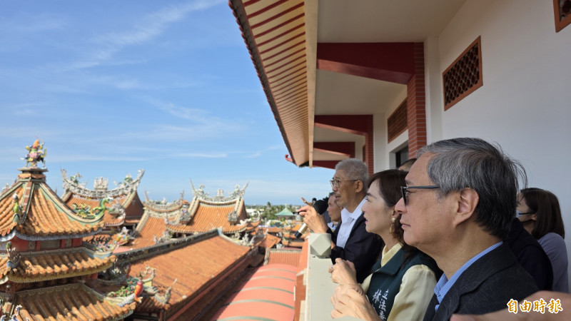 文化部長李遠到南鯤鯓代天府勘災。（記者洪瑞琴攝）