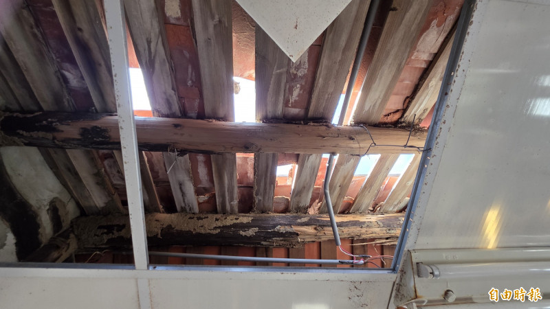 北門嶼陳家古厝屋頂被吹破。（記者洪瑞琴攝）