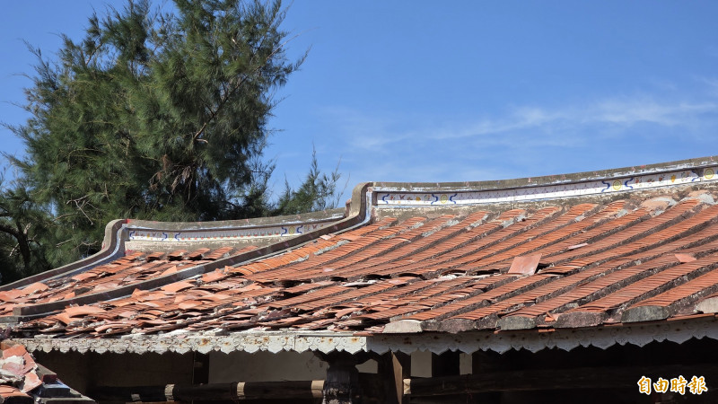 北門嶼陳家古厝屋頂招強風摧毀。（記者洪瑞琴攝）