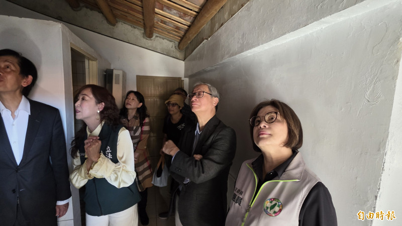 文化部長李遠（右2）查視陳家古厝破損情況。（記者洪瑞琴攝）