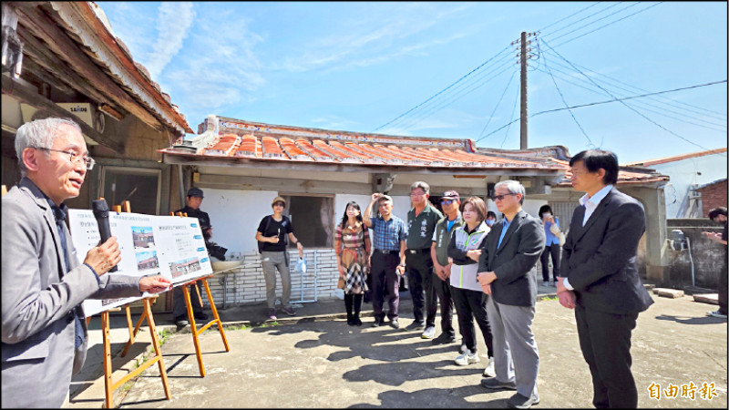 文化部長李遠（右2）在台南市副市長葉澤山（右1）陪同下查視陳家古厝，文化部文資局長陳濟民（左1）說明修復計劃。（記者洪瑞琴攝）