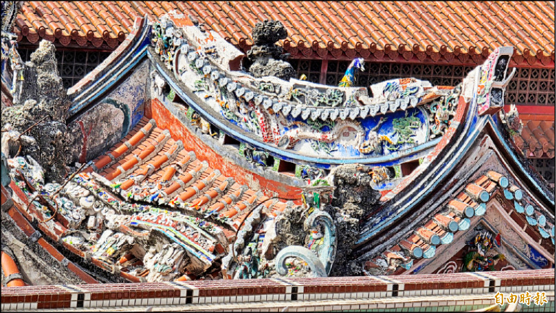 南鯤鯓代天府受「丹娜絲颱風」及「0728豪雨」影響，屋脊坍塌及剪黏泥塑損毀情形。（記者洪瑞琴攝）