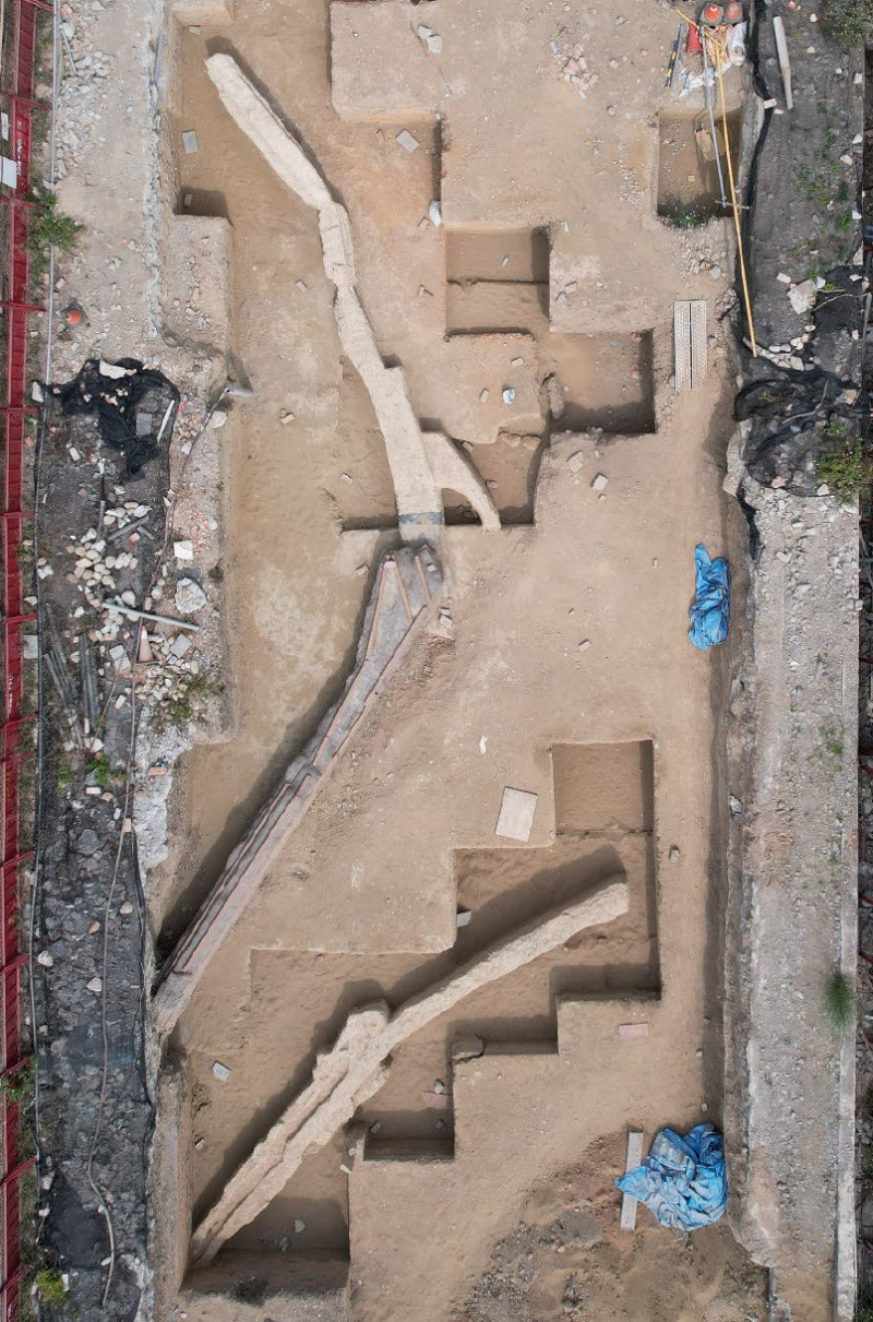 疑似清代道路「牛車路」空拍圖，可以看見以三合土遺構做為邊界。（南市文資處提供）