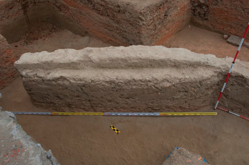 道路邊界的三合土牆體，往東可看見分層夯實的道路剖面。（南市文資處提供）