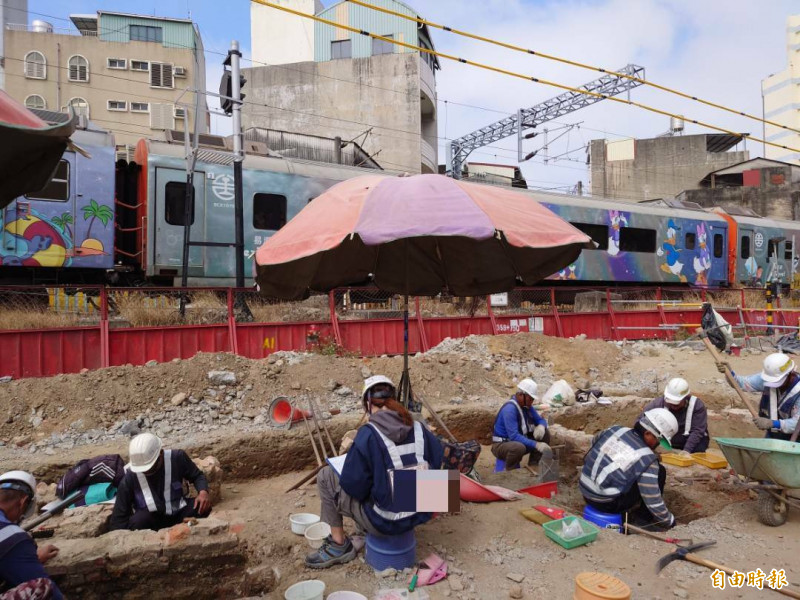 南鐵地下化工程期間於2023年在新樓醫院附近，研究團隊進行考古挖掘情形。（記者洪瑞琴攝）