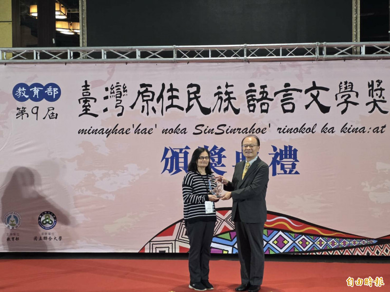 教育部第9屆臺灣原住民族語言文學獎頒獎，31人獲獎。圖左為散文組得獎者胡憶梅，她以南勢阿美語創作U sikawasay nu Pangcah （阿美族祭司）（記者蔡政岷攝）
