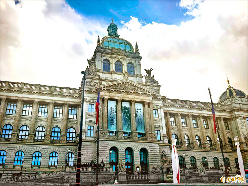 故宮國寶翠玉白菜在捷克國家博物館外牆亮相了。（記者凌美雪攝）