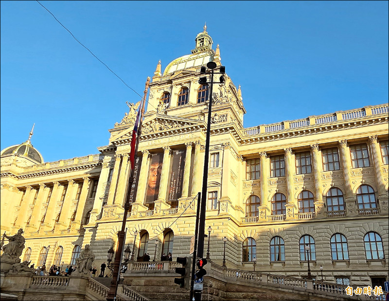 露西與賽蘭在捷克國家博物館，率先於8月開展。（記者凌美雪攝）