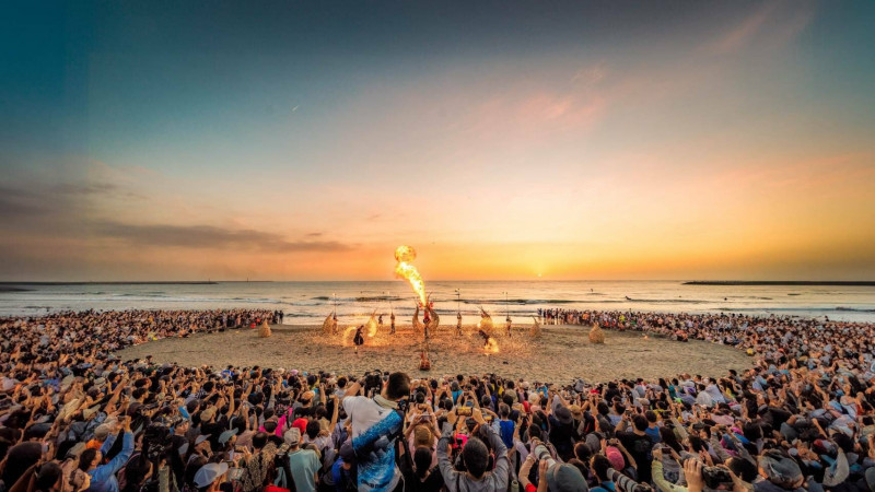 「火神祭」落日遊行與天地人合為一體。（擷取自「即將成真火舞團」粉專）
