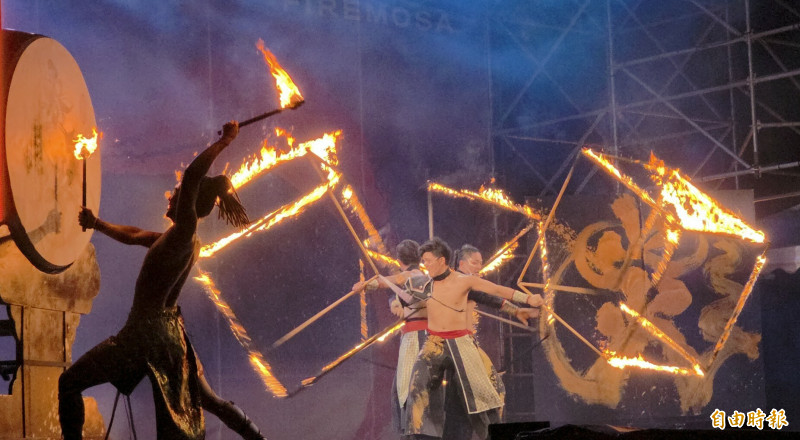 「火神祭」結合音樂、舞蹈與火舞精彩表演。（記者洪瑞琴攝）