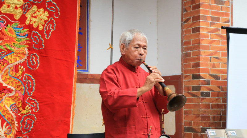 新竹縣無形文化資產保存團體「關西祖傳隴西八音團」第8代傳人彭宏男，現場示範嗩吶吹奏。（新竹縣政府提供）