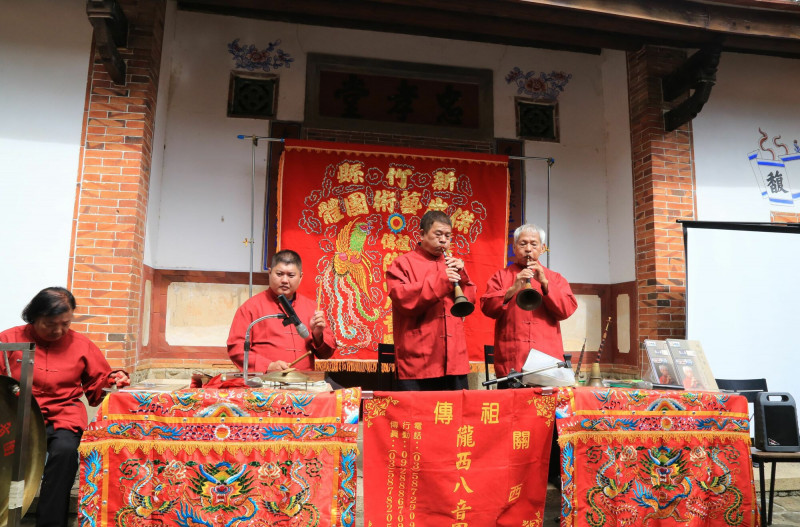 關西祖傳隴西八音團演奏〈大團圓〉。（新竹縣政府提供）