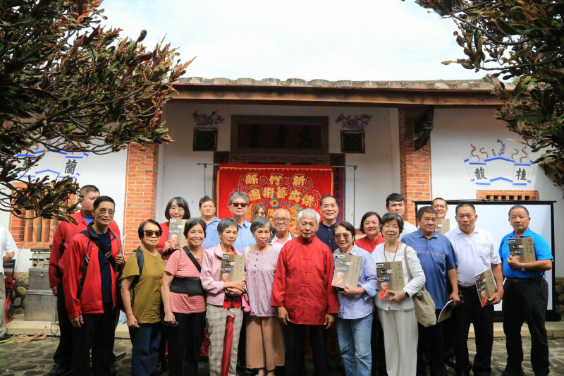 《硬頸之聲－關西祖傳隴西八音團 彭宏男詮釋譜》新書，今天在陽明交通大學客家文化學院忠孝堂正式發表。（新竹縣政府提供）