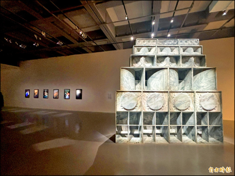 納里．沃德〈音聲系統〉，大理石，337.5x82x338公分。2025。（記者董柏廷攝）