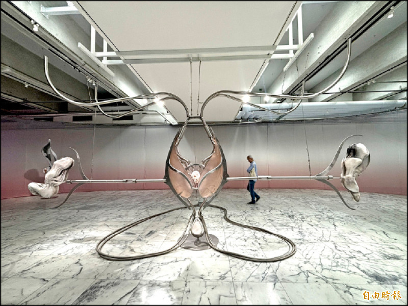 伊凡娜．巴希奇〈氣動激情〉，特製鑄造熱彎玻璃、不鏽鋼、石膏、氣動鎚、複合媒材等，700x350x150公分。2022-2024。（記者董柏廷攝）