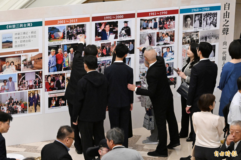 家屬與親友在照片牆前緬懷林榮三一生奮鬥的事跡。（記者胡舜翔攝）