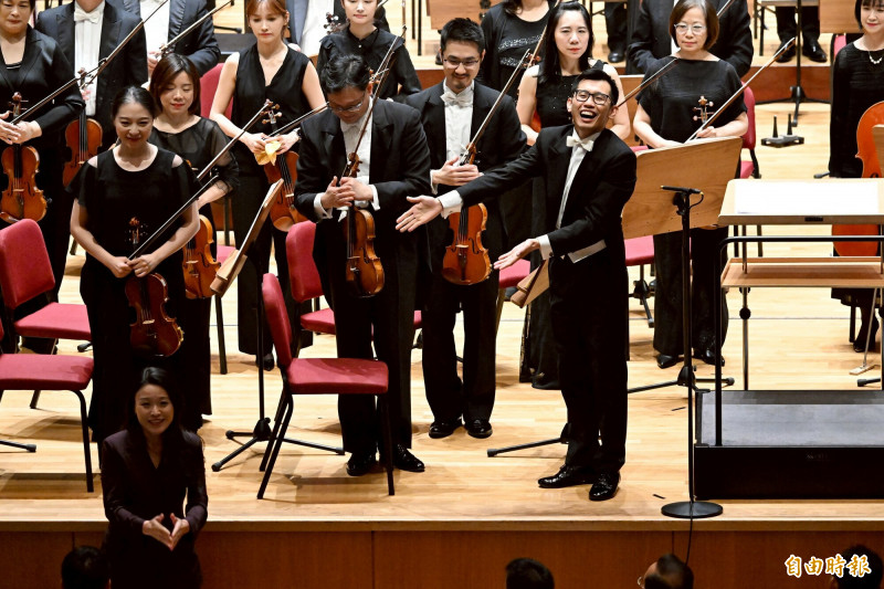 指揮家林勤超（右1）介紹創作新曲《生路》的作曲家陳可嘉。（記者胡舜翔攝）