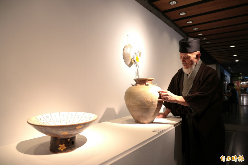 日本資深陶藝家小木曽教彥擅於志野器物創作，作品質樸而蘊含深厚的和風美學。（記者黃政嘉攝）