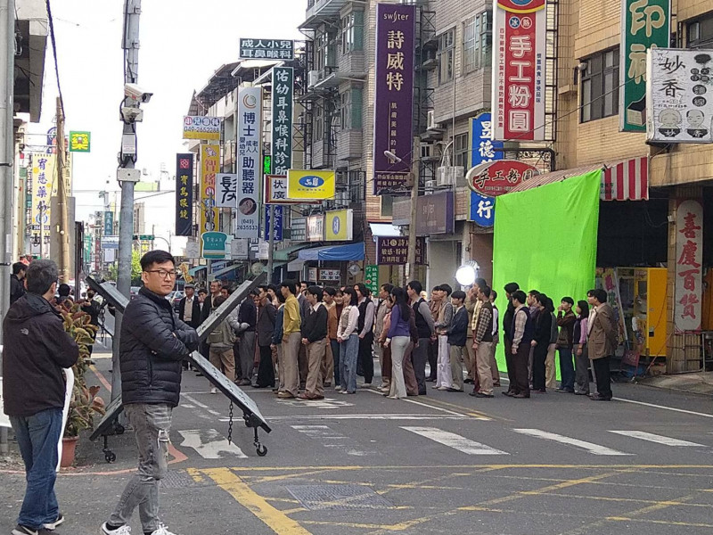 台韓合作懷舊浪漫愛情電影《那張照片裡的我們》，在竹山老街封街拍攝。（民眾提供）