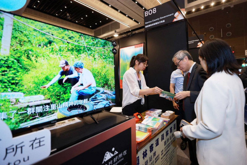 2025 TCCF文化內容創意大會，文化部長李遠也來南投縣政府展位參觀。（南投縣政府提供）