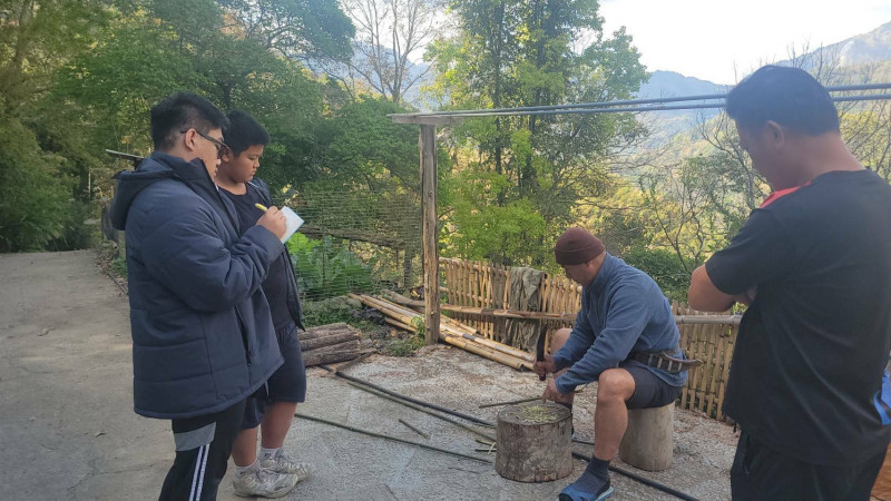 嘉義縣民和國中鄒族學生向族人長輩學習製作「山羌笛」。（民和國中提供）