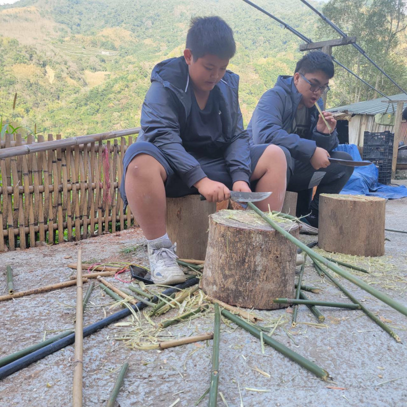 嘉義縣民和國中鄒族學生製作先人傳承百年的「山羌笛」。（民和國中提供）