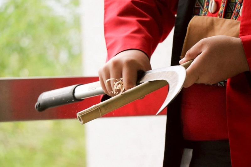 嘉義縣民和國中鄒族學生削竹製作「山羌笛」。（民和國中提供）