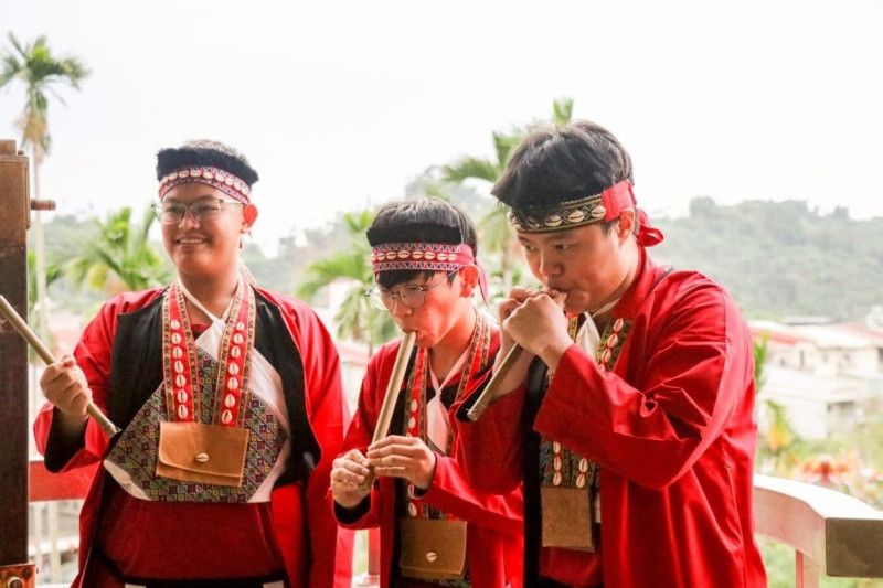 嘉義縣民和國中鄒族學生吹自己製作的「山羌笛」。（民和國中提供）