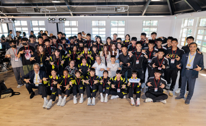雙部會首長致力文化運動培養青春力，合體與學生們一起打球交流。（文化部提供）