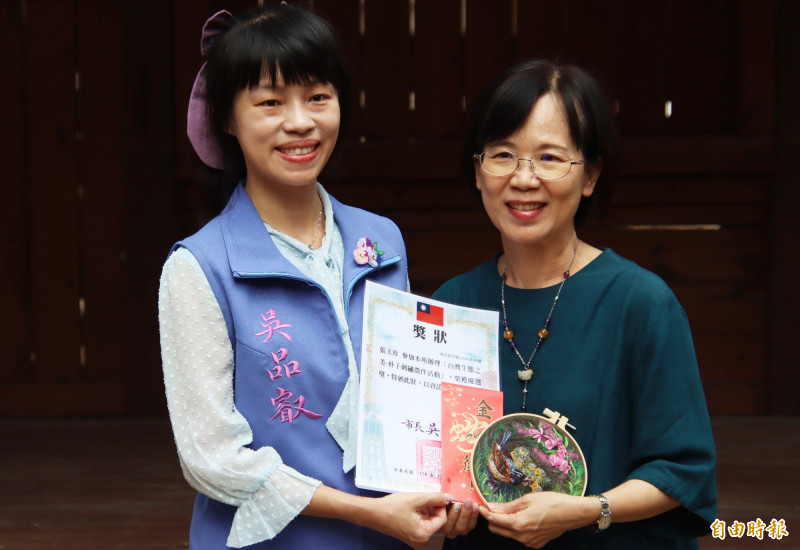 朴子市長吳品叡（左）頒獎給最高分的張玉珍（右）。（記者林宜樟攝）