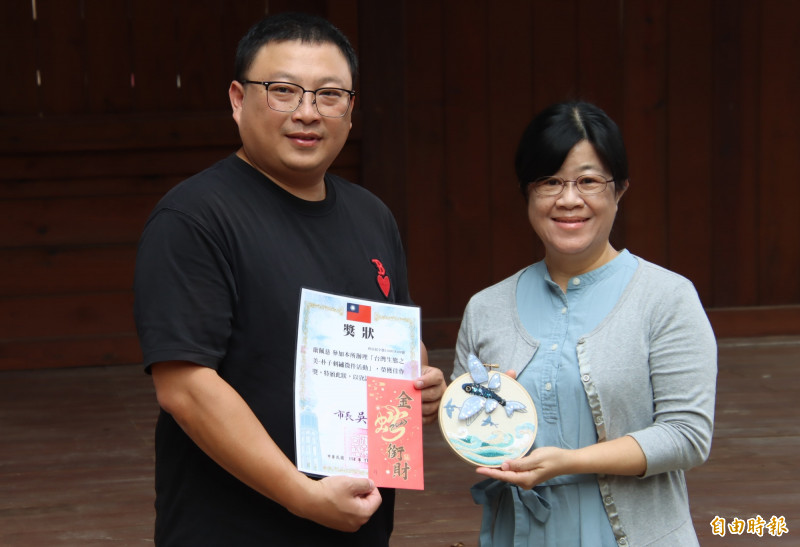 嘉義縣刺繡文化學會常務理事周讓廷（左）頒獎給得獎者。（記者林宜樟攝）