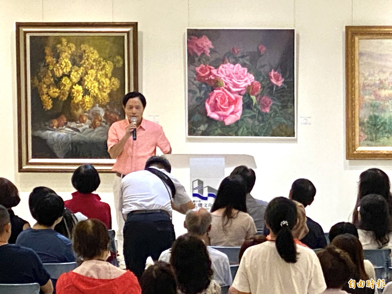 自由時報前副總編輯施順冰（致詞者）稱讚劉侑誼賦予畫作靈魂。（記者黃旭磊攝）