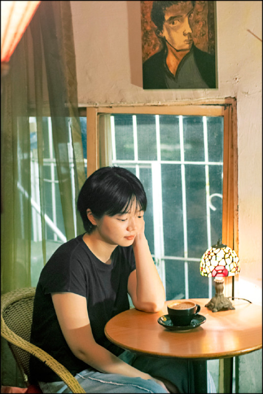 高妍的畫作以其柔美色彩與細膩筆觸見長，詩意詮釋台、日人文風景。（何承恩攝）