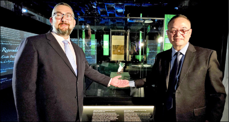 2位博物館界的大老盧卡其（左）與蕭宗煌，見證一段文化外交超過20年的情誼。