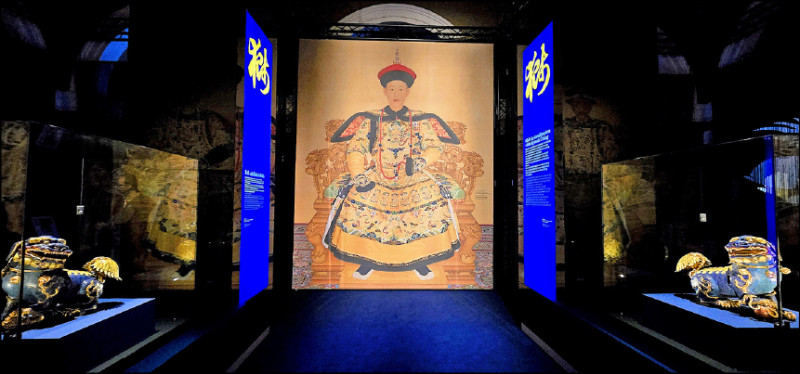 一進入故宮展區，迎面就是清代皇帝座像與兩旁的獅子雕像，象徵帝王收藏。