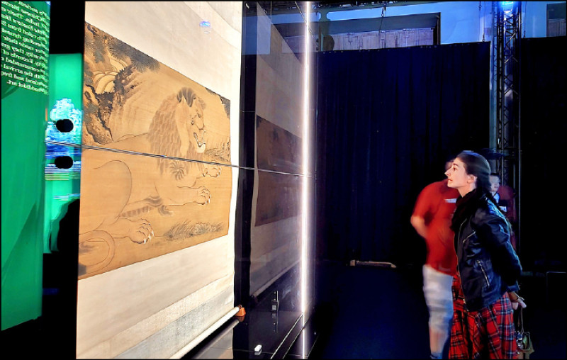 〈清人狻猊圖〉吸引參觀者好奇。