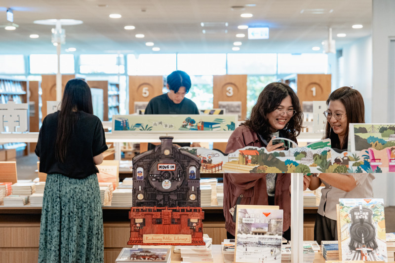 「異地書島」讓讀者不必穿梭巷弄，也能在圖書館裡遇見書店的存在感。（高雄市立圖書館提供）