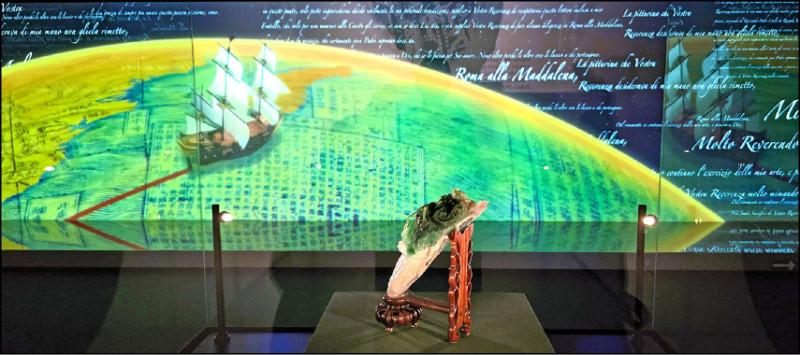 〈翠玉白菜〉與超大畫面的沉浸式劇場相映成趣。