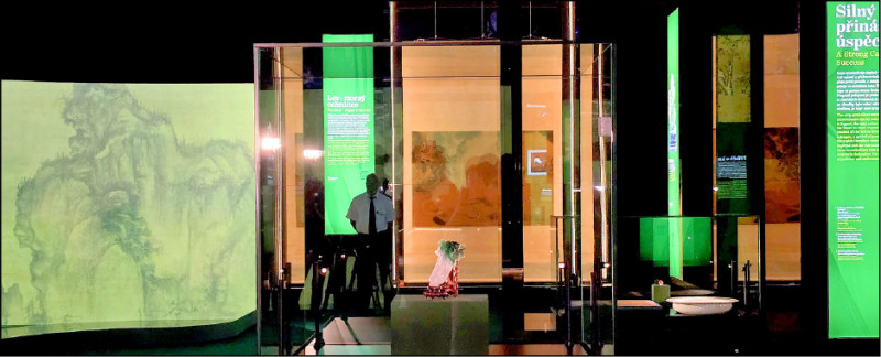 〈翠玉白菜〉客居捷克國家博物館，安全防護也特別加強。