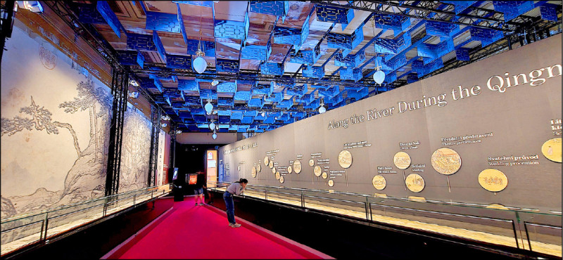 超過11公尺的〈清 院本清明上河圖〉難得攤平展出，氣勢相當震撼。