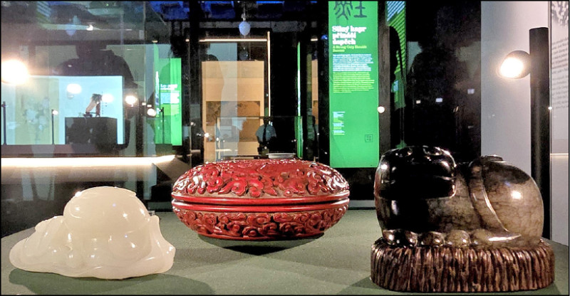 〈墨玉貓〉（右）也是故宮受歡迎的明星展件之一。