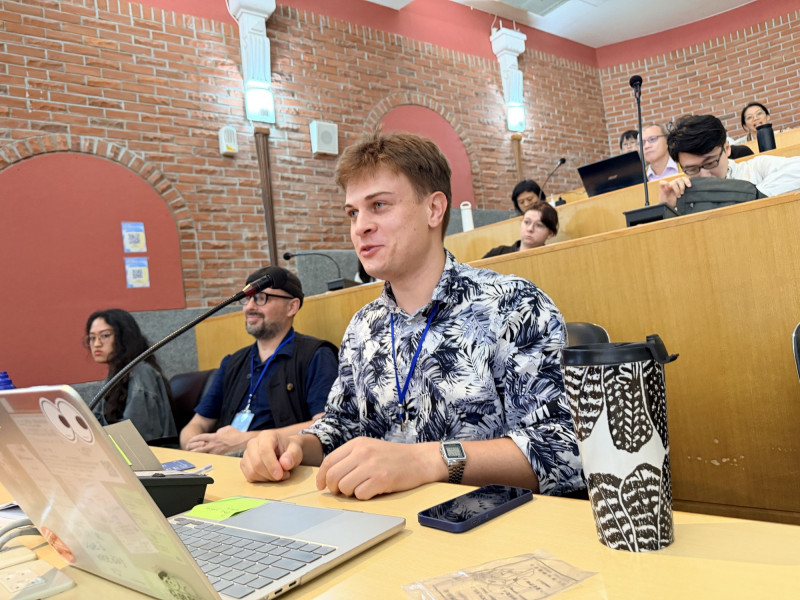 與會者以流利中文向韓國譯者請教翻譯與國族的議題。（台文館提供）