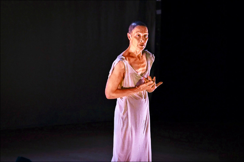 閉幕演出由Kirstie Simson呈獻獨舞專場《Subterranéa》。（idt 2025提供）