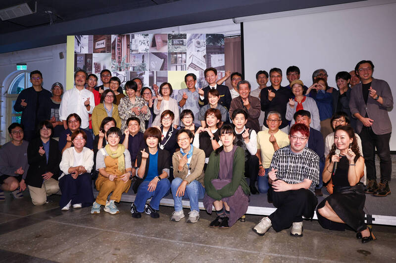 2025第2屆樹梅「獨書獎」11日下午在台北頒獎，主辦方樹梅文化藝術基金會董事長劉鎧（後排中右黑西裝者）、評審團主席劉克襄（後排中格紋襯衫者）、文化部人文及出版司長楊婷媜（後排中左米白外套者）與獨立書店經營者及嘉賓一同合影。（王騰毅攝，中央社提供）