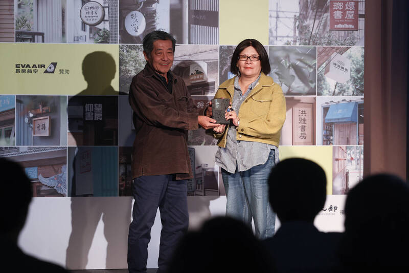2025第2屆樹梅「獨書獎」頒獎典禮11日在台北華山文化創意產業園區舉行，唐山書店創辦人陳隆昊（左）頒發個人特殊貢獻獎給小小書房店長劉虹風（右）。（王騰毅攝，中央社提供）