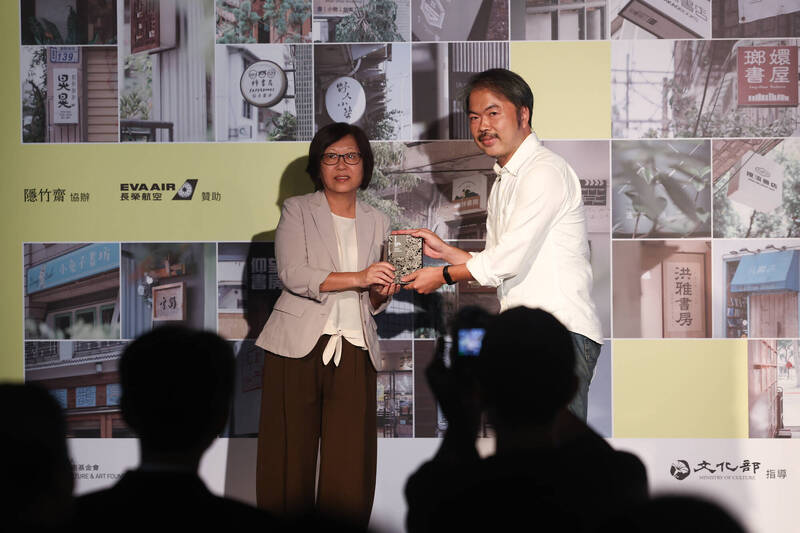 2025第2屆樹梅「獨書獎」頒獎典禮11日在台北華山文創園區舉行，文化部人文及出版司長楊婷媜（左）頒發評審團獎，由郭怡美書店店長趙偉仁（右）代表領獎。（王騰毅攝，中央社提供）