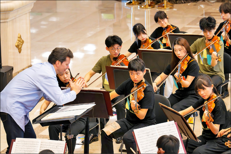 Simon Bernardini率領柏林愛樂與NSYO並肩彩排。（NSO提供）