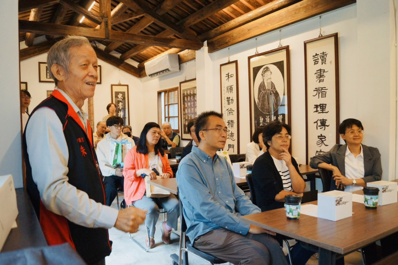 客委會主委古秀妃（右1）到新埔鎮訪視宗祠，各家廟管理人導覽傳統建築風格及客家生活故事，並熱情分享凝聚家族參與修復的心路歷程。（客委會提供）