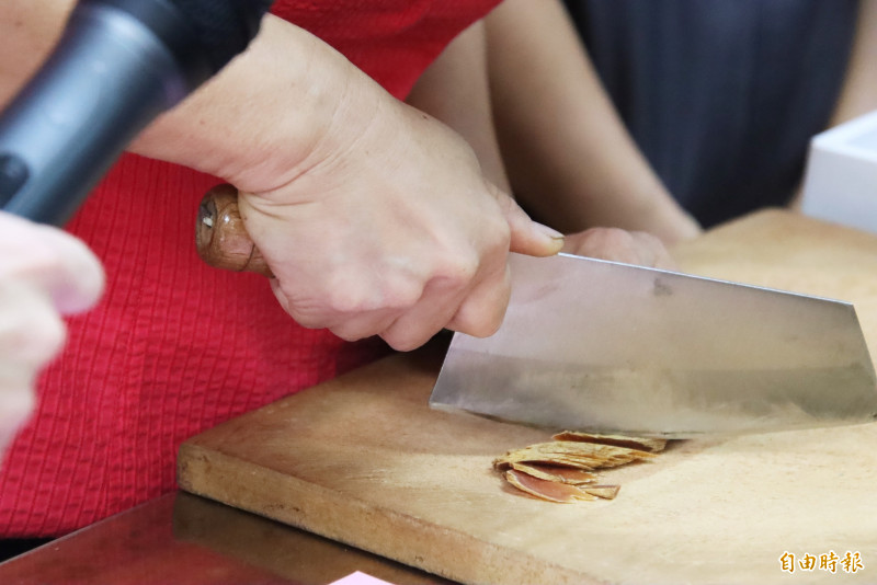 瑞安堂中藥行保留手工切蔘片手法。（記者林宜樟攝）